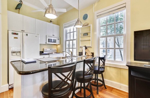 Historic Seaport House | Lazy Gecko by AvantStay | Walk to Duval St in Key West! | Month Long Stays Only