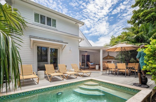 Uptown - Upper Duval House | ~LILLY'S PAD~ Upscale elegance with a private pool and parking!
