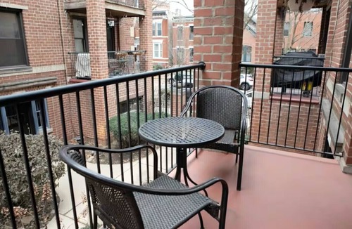 Sheffield Neighbors Condo | Lincoln Park Light-filled, Historic 1BDR Retreat