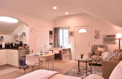Sherman Oaks House | Lite & Airy Sherman Oaks Studio w/garden, close to Universal Studios.