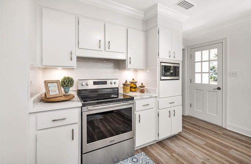 Brunswick House | Live Oak Cottage - Riverfront Getaway with Dock Access