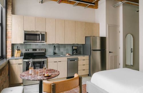 West Loop Gate Apartment | LIVN West Loop Chicago Classic Queen Studio