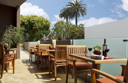 Beverly Grove Hotel | Located at Vibrant Beverly Blvd | Relaxing Family Rooms