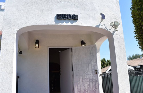 Los Angeles House | Los Angeles Private Newly Remodeled Unit in a Duplex With 2 Private bak Parking