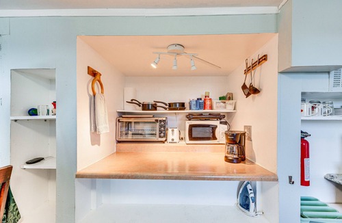 Los Angeles Apartment | Los Angeles Studio Apartment w/Private Deck