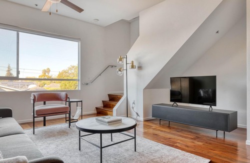 NoHo Arts District Apartment | Lovely Mar Vista 2BR w/ Courtyard, close to 405, by Blueground