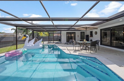 Ludlam Villa | LUXE HOME: Private Pool, BBQ & Games - 10Min Airport