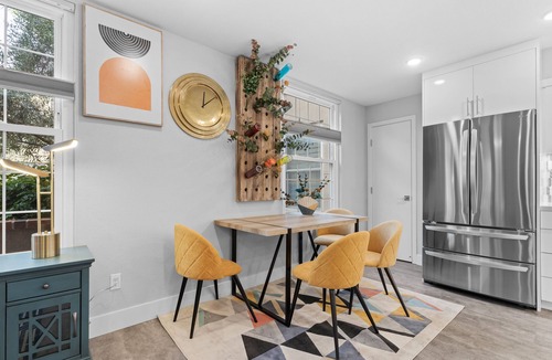 Hillcrest Condo | Luxe Modern Escape. Pool,H.Tub+Park+ Gym, Close to beaches and walk everywhere !