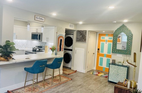 Hillcrest Condo | Luxe Modern Escape. Pool,H.Tub+Park+ Gym, Close to beaches and walk everywhere !