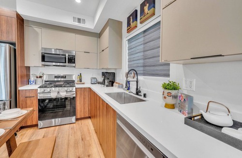 Sherman Oaks House | Luxe Townhome | Newly-Built