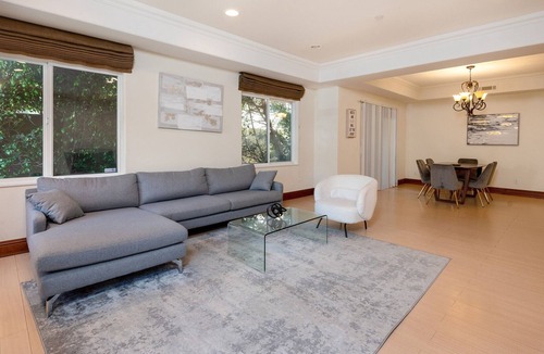 The Flats Apartment | Luxurious Apt: Your Private Gem in LA!