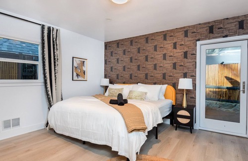 Beverly Hills House | Luxurious Bel Air Home w/ Jacuzzi! 2BR 2BA