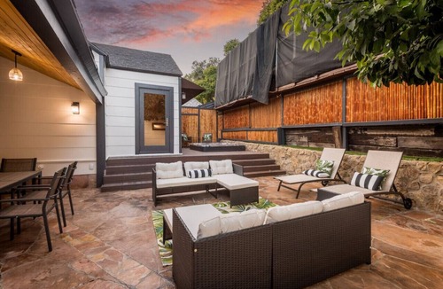 Beverly Hills House | Luxurious Bel Air Home w/Jacuzzi! 2BD 2BA