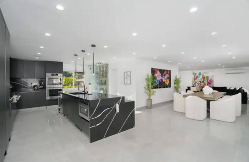 Woodland Hills House | Luxurious Villa, Woodland Hills