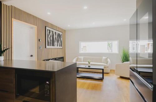 Central-Maverick Square - Paris Street Apartment | Luxury 3BD Short Walk to Airport