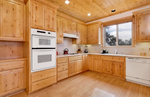 Castle Glen Estates Cabin | Luxury 3BR/3BA Castle Glen Chalet: Large Sun Deck, Gas BBQ & Private Yard