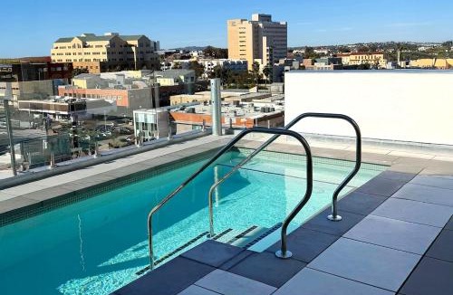 Hillcrest Apartment | Luxury Designer Hillcrest Apartment with Pool & Gym