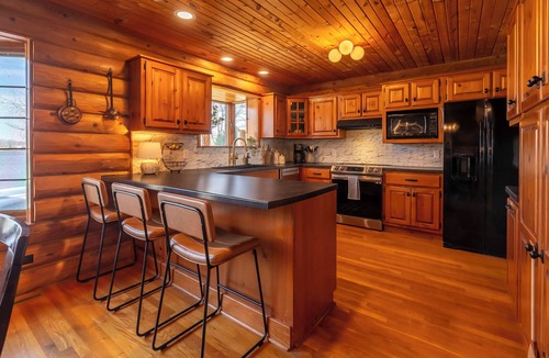 Goreville Cabin | Luxury Log Cabin w/Beach & Dock Sleeps 12
