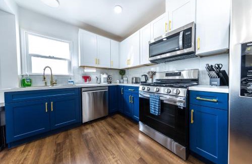 Belmont Shore House | Luxury Villa with Hot Tub! Minutes to Beach & Bars