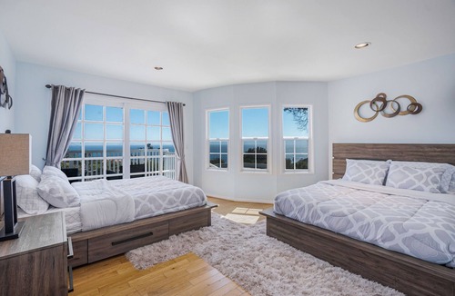 Central Malibu Villa | Malibu Beach House Sweeping Panoramic Views Walk 2 beach
