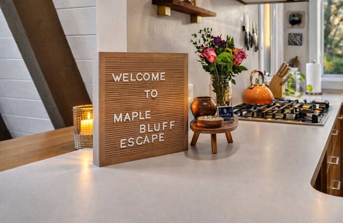 Stevens Point Cabin | Maple Bluff Escape | A-Frame w/Theater + Hot Tub
