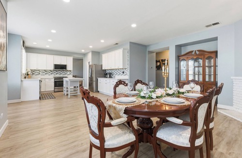 Ontario House | Massive 6BR Retreat w/10 Beds/Sleeps Large Groups/Near Ariport