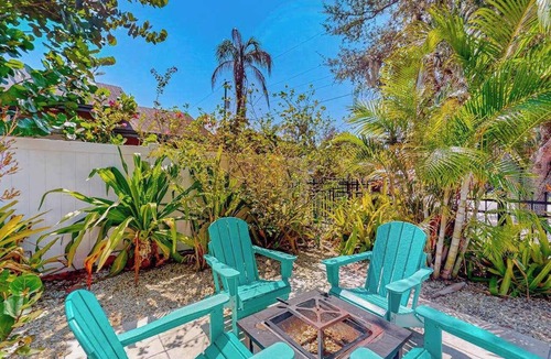 Bayou Oaks House | Mellow Memories Sun-filled house in Sarasota with al fresco dining & hammock