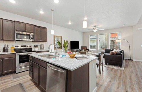 Meridian House | Meridian Family Home | King Bed | 4 TVs | Work From Home Setup | Freeway Access