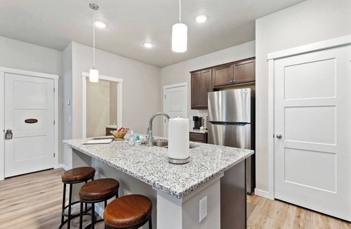 Meridian House | Meridian Family Home | King Bed | 4 TVs | Work From Home Setup | Freeway Access