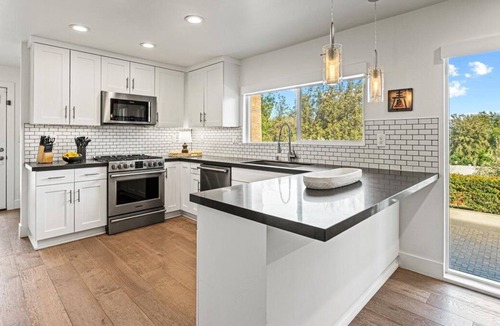 Downtown Riverside House | Mid Century Hilltop Getaway (Upstairs House Only)