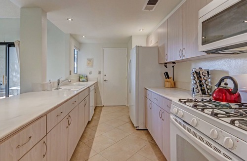 The Rose Garden Condo | Mid-century Wexler condo at The Rose Garden