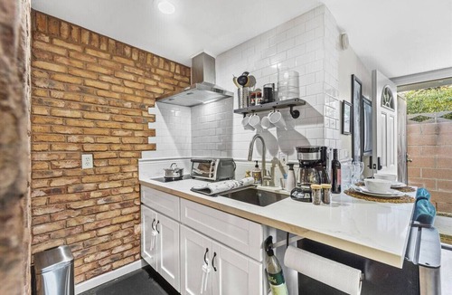 Townsite Condo | Mile to Beach! Tiki Master Suite