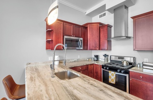 Olde Kensington Apartment | Modern 1BR with Rooftop Pool & Gym