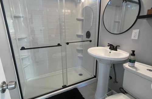 Lincoln Acres Apartment | Modern 2BR 15 Minutes to Beaches, Sea World, Zoo