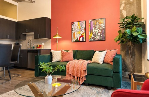 Near South Side Hotel | Modern 2BR 2BA Near McCormick Skyline View, Sleeps 8