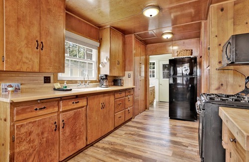 Big Bear Lake Cabin | Modern 2BR Lakefront Cabin: Mins to Village w/Dock Access & WIFI