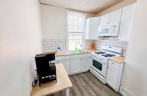 Hallam Apartment | Modern 2BR Near York - Sleeps 5 - Renovated