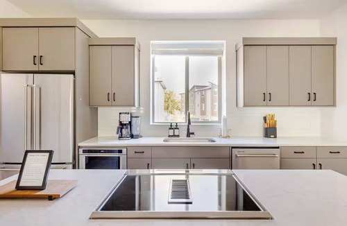 Boise Bench House | Modern 3BD/3.5BA townhouse near BSU w/EV charger, fast WiFi & private patio!
