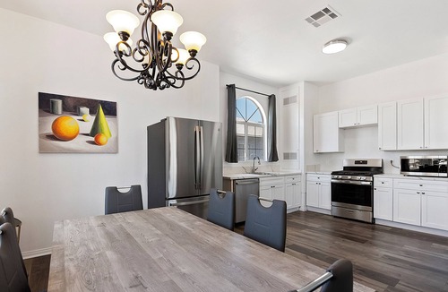 NoHo Arts District Apartment | Modern 4bedroom & 2bathroom Los Angeles unit by Universal studio & Hollywood-8