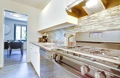 Court House Apartment | Modern Apt Steps from Metro & Dining