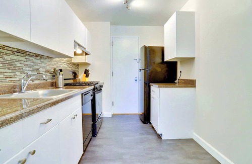 Court House Apartment | Modern Apt Steps from Metro & Dining