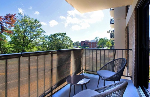 Court House Apartment | Modern Apt Steps from Metro & Dining
