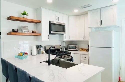 East Los Angeles House | Modern & Bright Cozy Home in heart of LA 2bd-1bath with AC & Parking