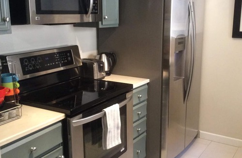 Warm Sands Condo | Modern Comfy 2 BR 2 BA Ground Floor Condo Steps to Downtown PS