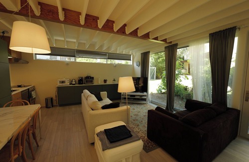 North of Montana Apartment | Modern Cozy guesthouse North of Montana Ave., S.Monica, CA.