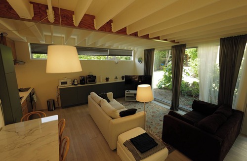 North of Montana Apartment | Modern Cozy guesthouse North of Montana Ave., S.Monica, CA.