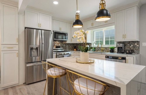 Del Aire House | Modern Escape MAJOR INTERNATIONAL SPORTING EVENT CW Tranquility House near LAX, fits 10 guests.