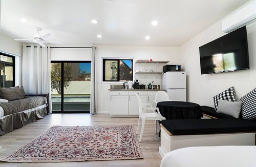 Greater Wilshire - Hancock Park Apartment | Modern Guest Suite for Two by The Grove Miracle Mile