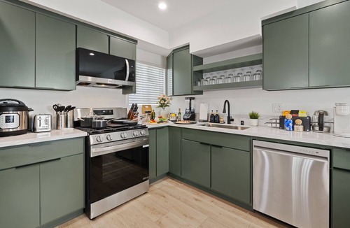 Eagle Rock House | Modern Highland Park Home with 3 Ensuite Bedrooms, Patio & BBQ
