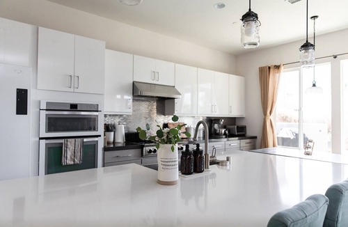 Del Cerro House | Modern Hilltop Retreat: Spacious, Beautiful Views, Indoor + Outdoor Entertaining